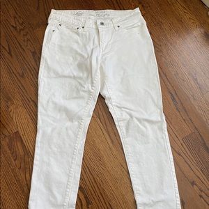 White Levi’s skinny jeans